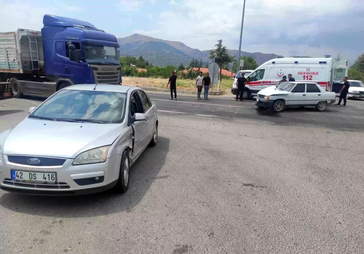 Isparta'da Kavşakta İki Otomobil Çarpıştı: 4 Yaralı