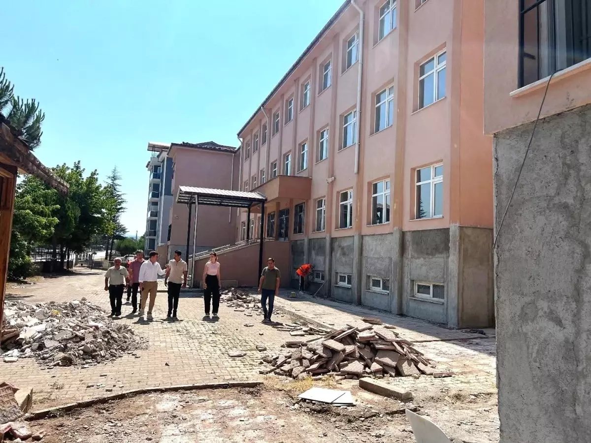 Simav'da Okul Bakım ve Onarım Çalışmaları Devam Ediyor