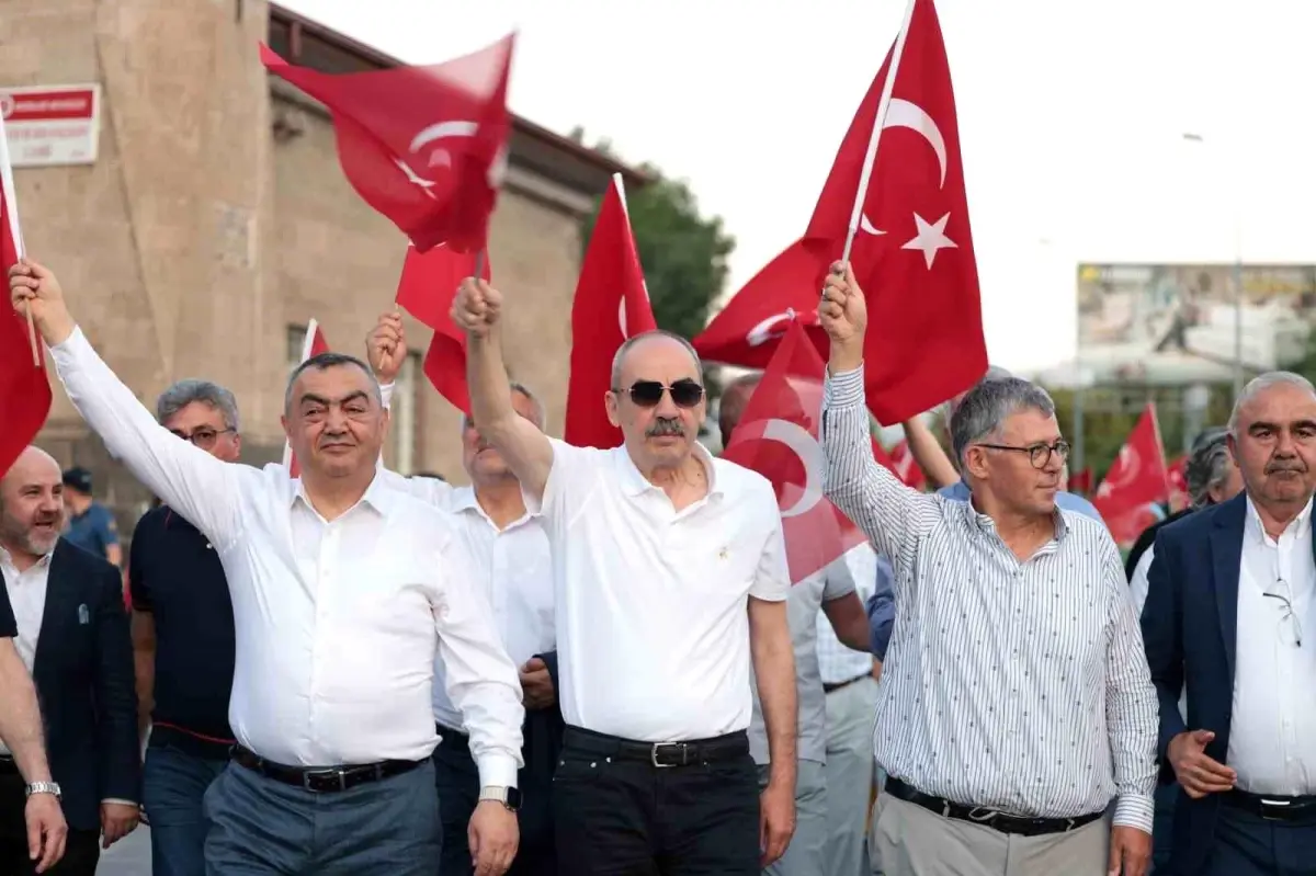 Kayseri iş dünyası milletin zaferini Cumhuriyet Meydanı'nda sahiplenmeye devam etti