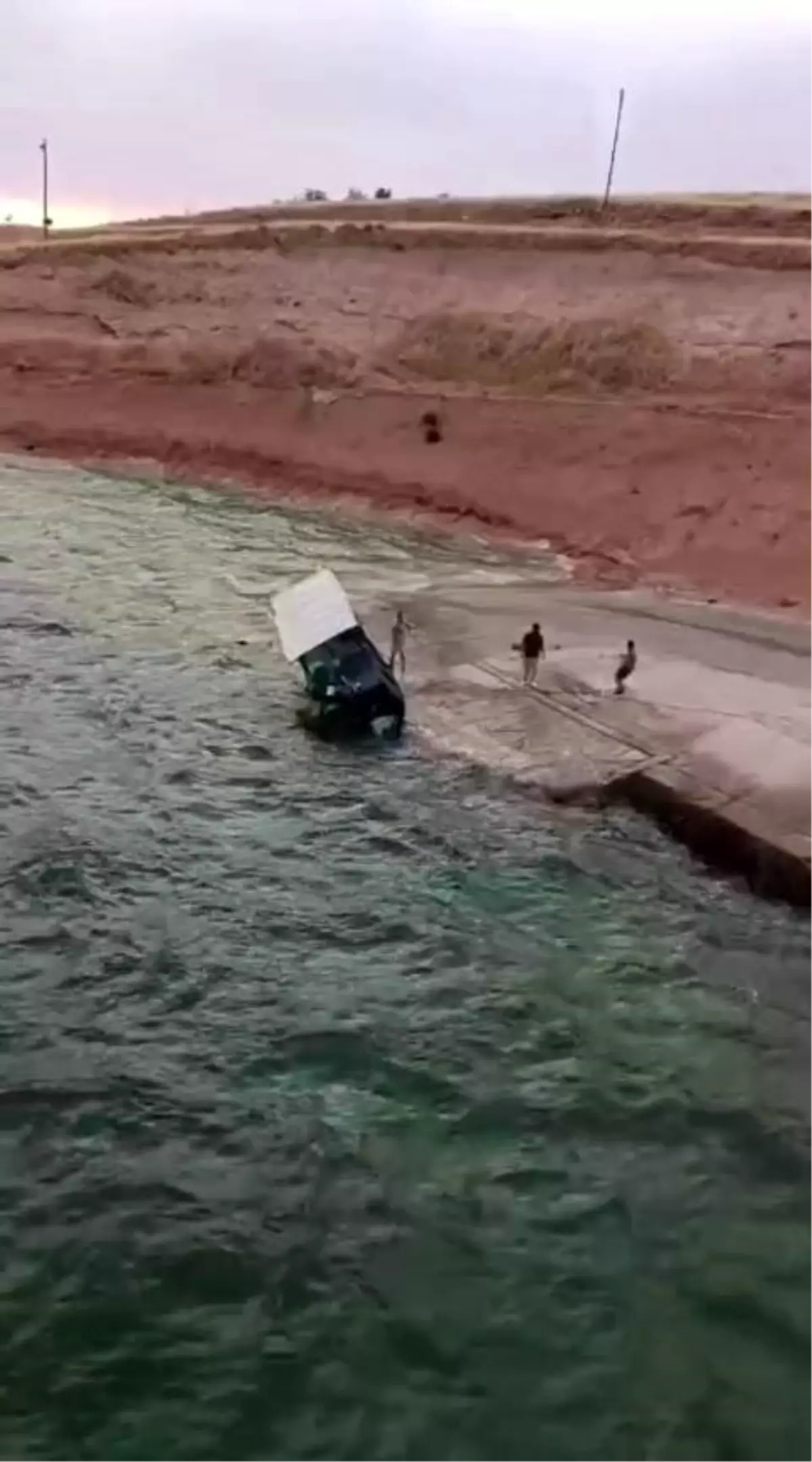 Balıkçı Teknesi Şiddetli Rüzgarla Suya Gömdü
