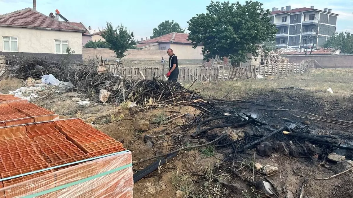 Konya'da İnşaat Malzemeleriyle Dolu Bahçede Yangın