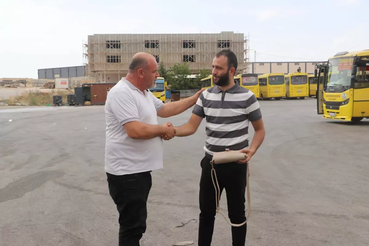 Gaziantep'te Unutulan Çanta, Yolcuların Duyarlılığı ile Sahibine Ulaştırıldı