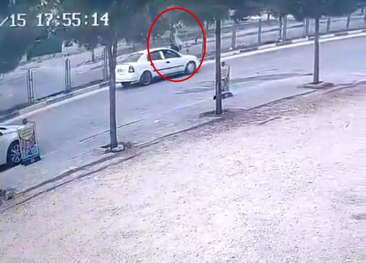 Diyarbakır'da Yayaya Otomobil Çarptı: Kaza Anı Güvenlik Kamerasında