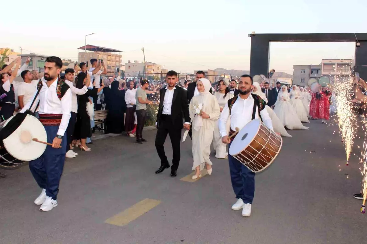 Siirt'te 40 Çift İçin Toplu Nikah Töreni Düzenlendi