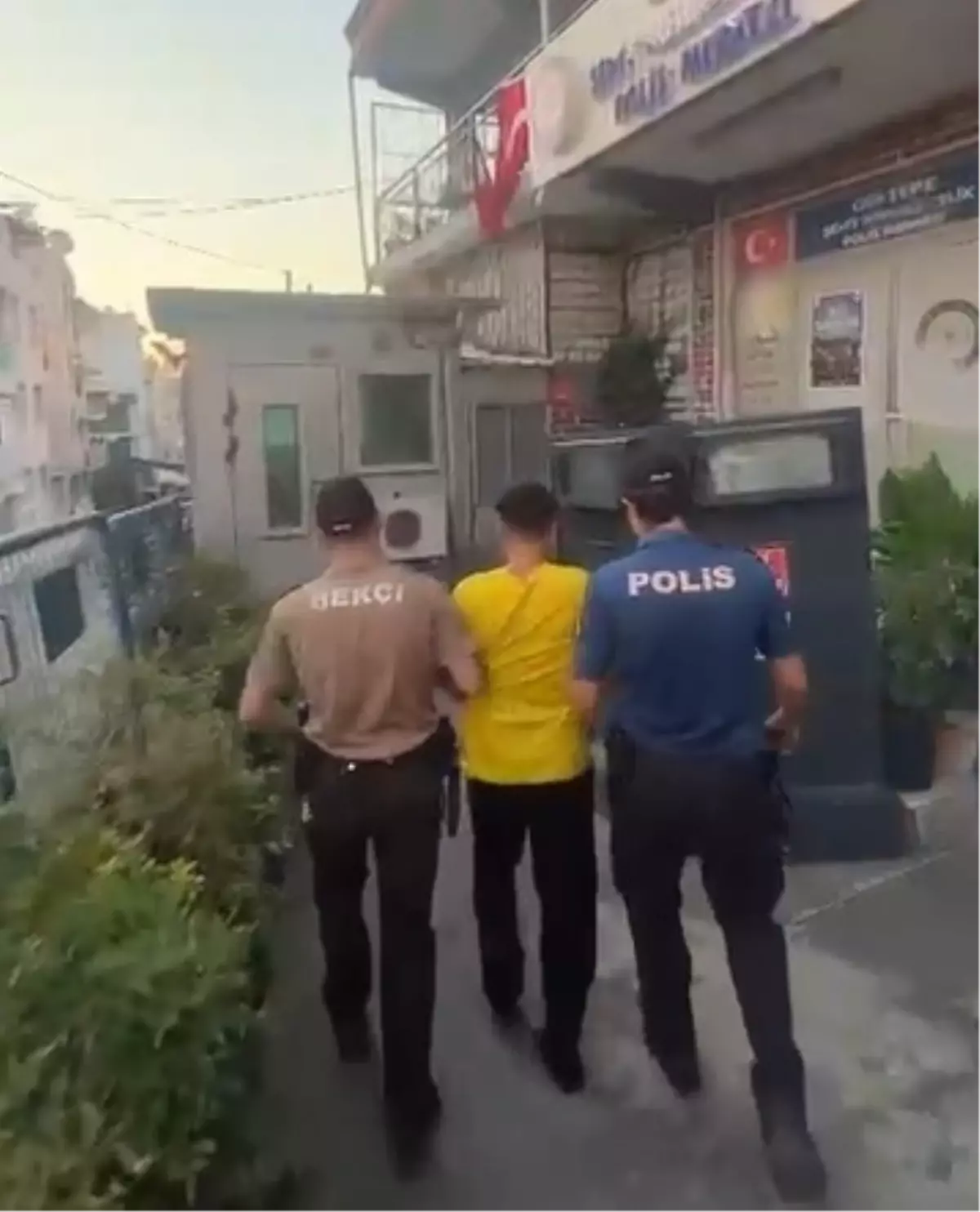 İzmir'de Kasten Öldürme Suçundan Aranan Şahıs Tutuklandı