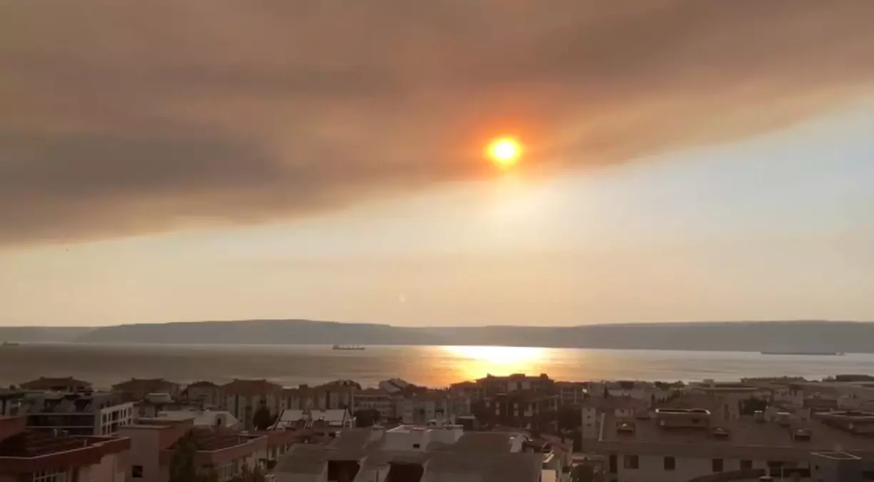 Duman Çanakkale Boğazı'nı Kapladı