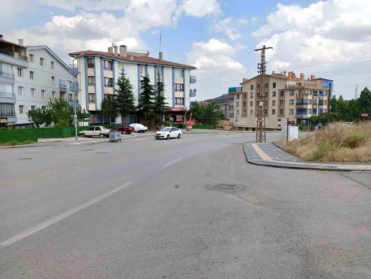 Drift Atan Araç Yaşlı Kadını Kıl Payı Kurtardı