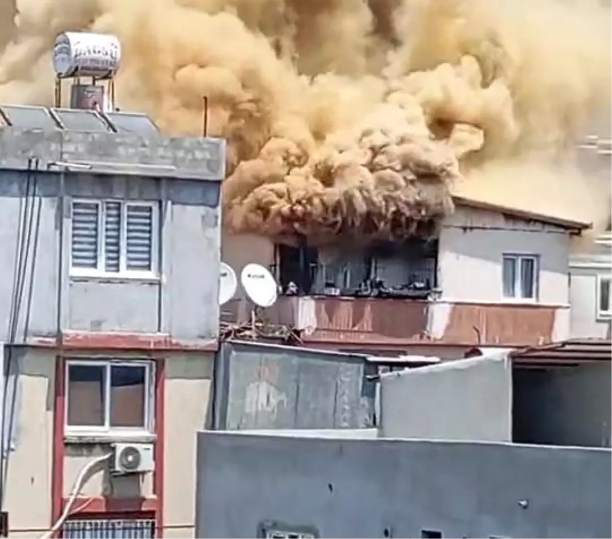 Adana'da Elektrik Kontağından Yangın Çıktı