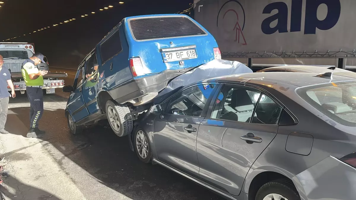 Kocaeli'de Zincirleme Kaza: Hamile Kadın Hastaneye Kaldırıldı