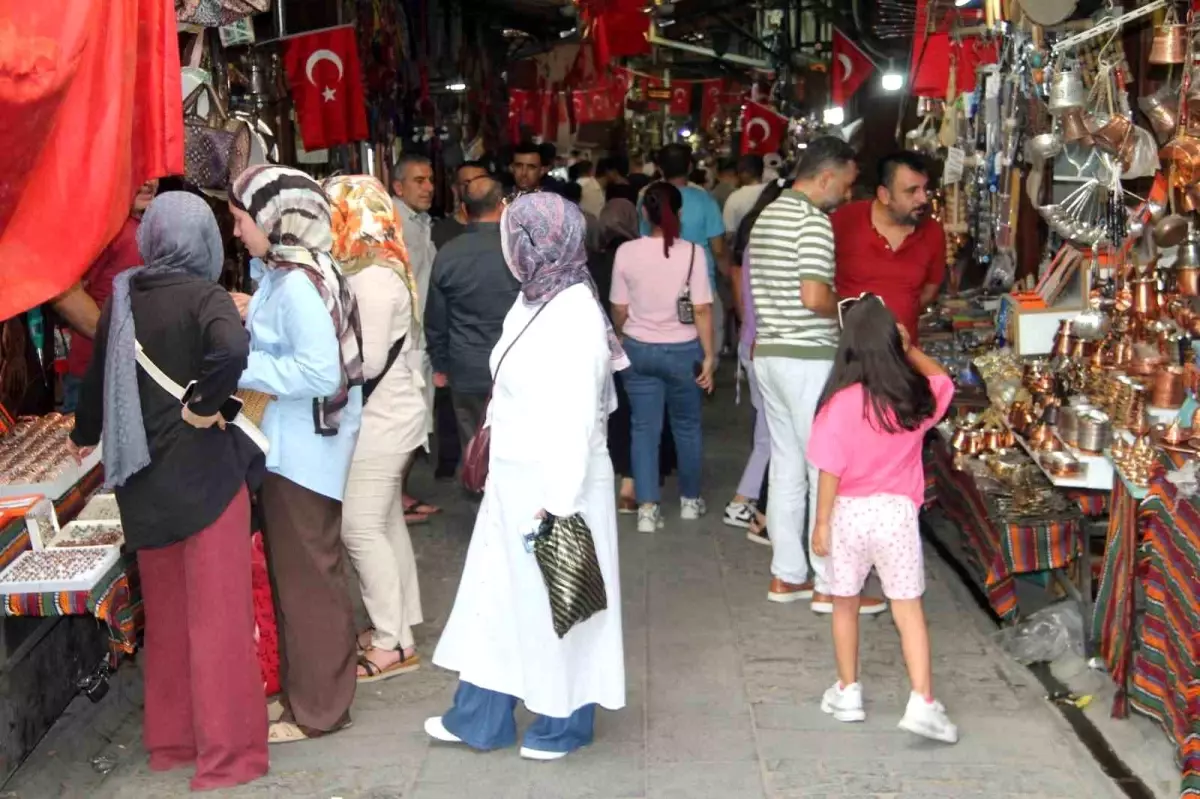 Gaziantep'te Sıcak Havaya Rağmen Turist Yoğunluğu