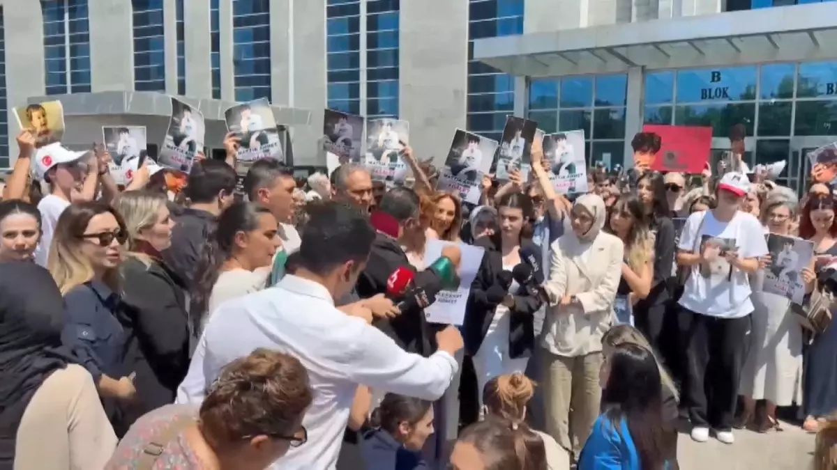 Kadıköy'de Bıçaklanarak Öldürülen Genç İçin Duruşma Ertelendi
