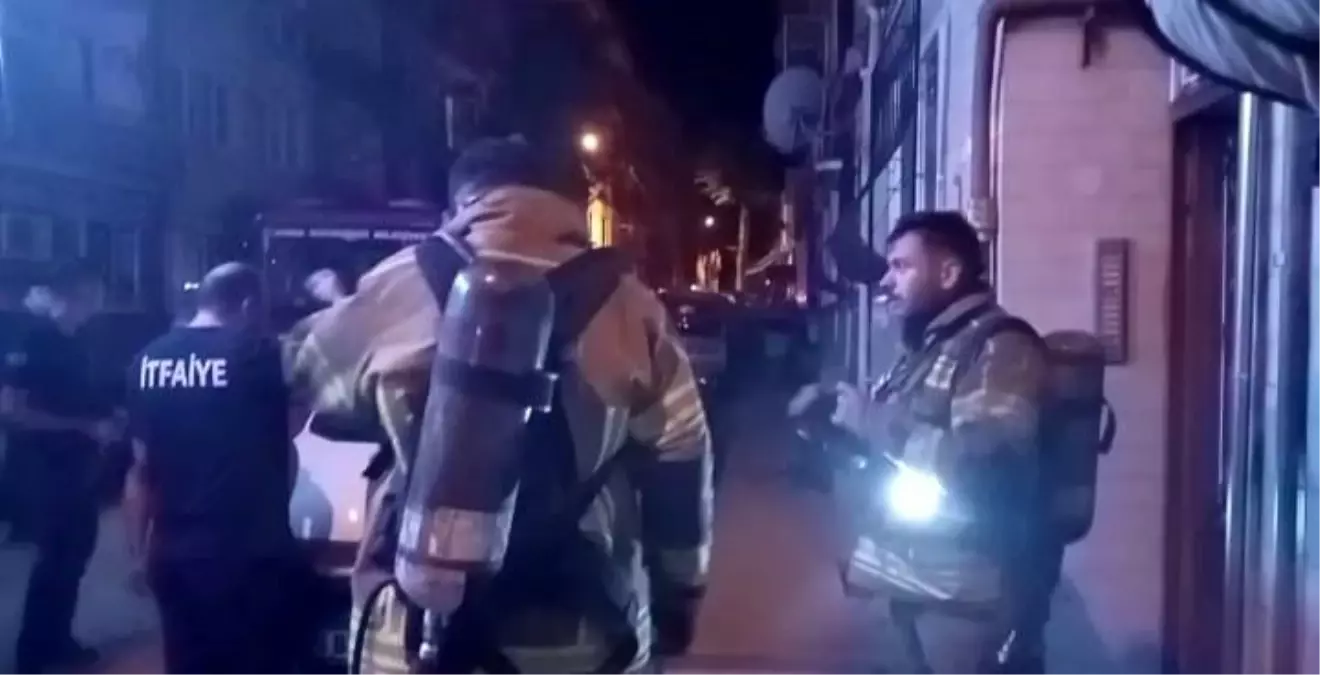Bursa'da Apartmanda Yangın, Mahalle Sakinleri Sokakta Toplandı