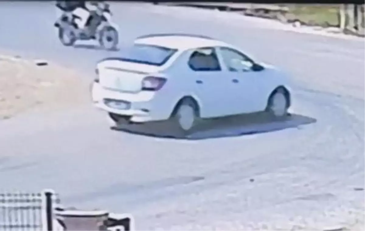 İnegöl'de Motosiklet ve Otomobil Çarpıştı: Bir Yaralı