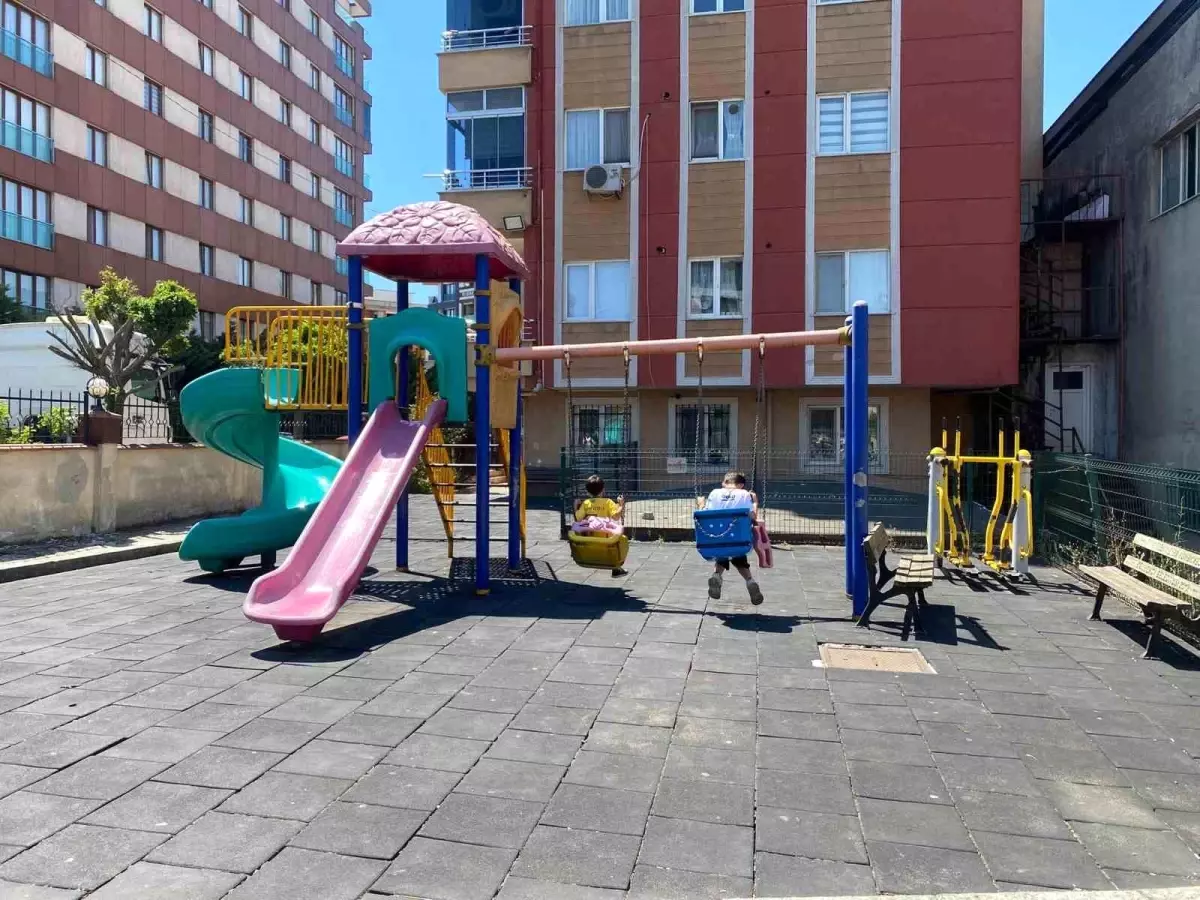 Çekmeköy'de Demir Kapı Devrildi, 10 Yaşındaki Çocuk Hayatını Kaybetti