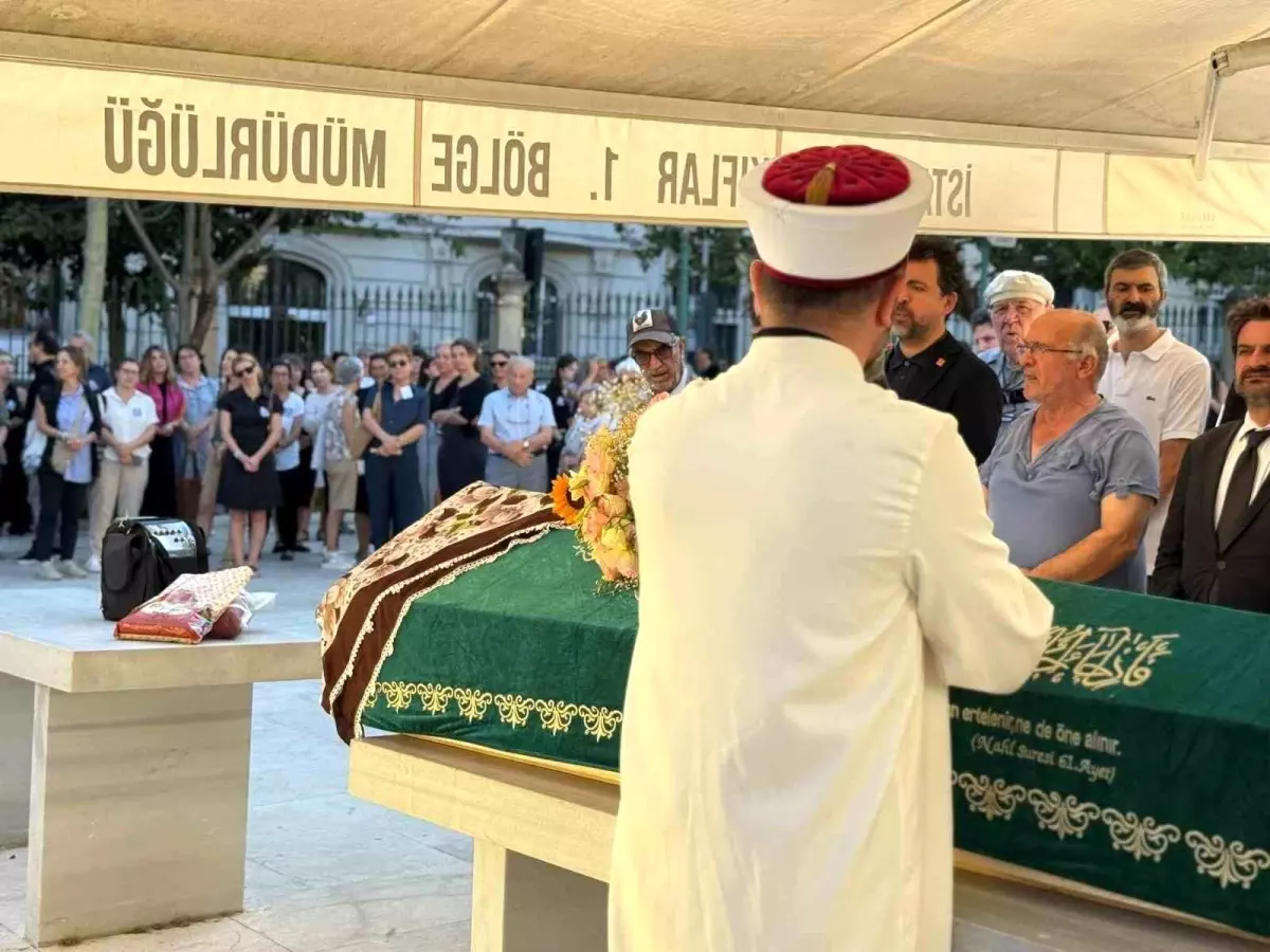 Ünlü Yazar Pınar Kür Hayatını Kaybetti