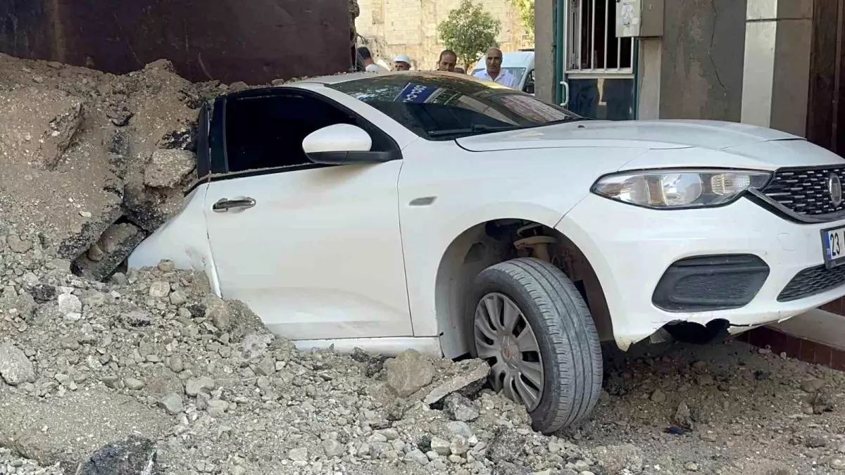 Elazığ'da İnşaat Alanında Kaza: Kamyon Yan Yattı, Otomobil Sürüklenerek Hasar Gördü