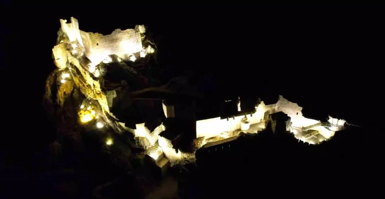 Adıyaman'ın 2 Bin Yıllık Kalesi Gece Görselliğiyle Büyülüyor