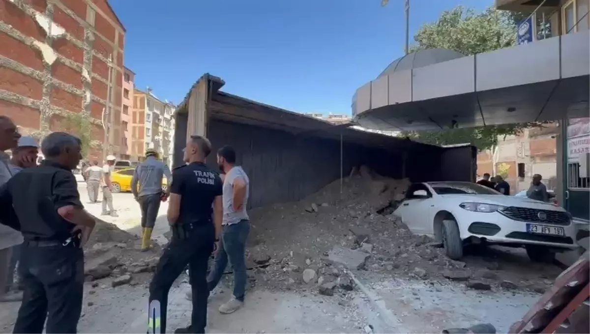 Elazığ'da Hafriyat Kamyonu Park Halindeki Aracın Üzerine Devrildi
