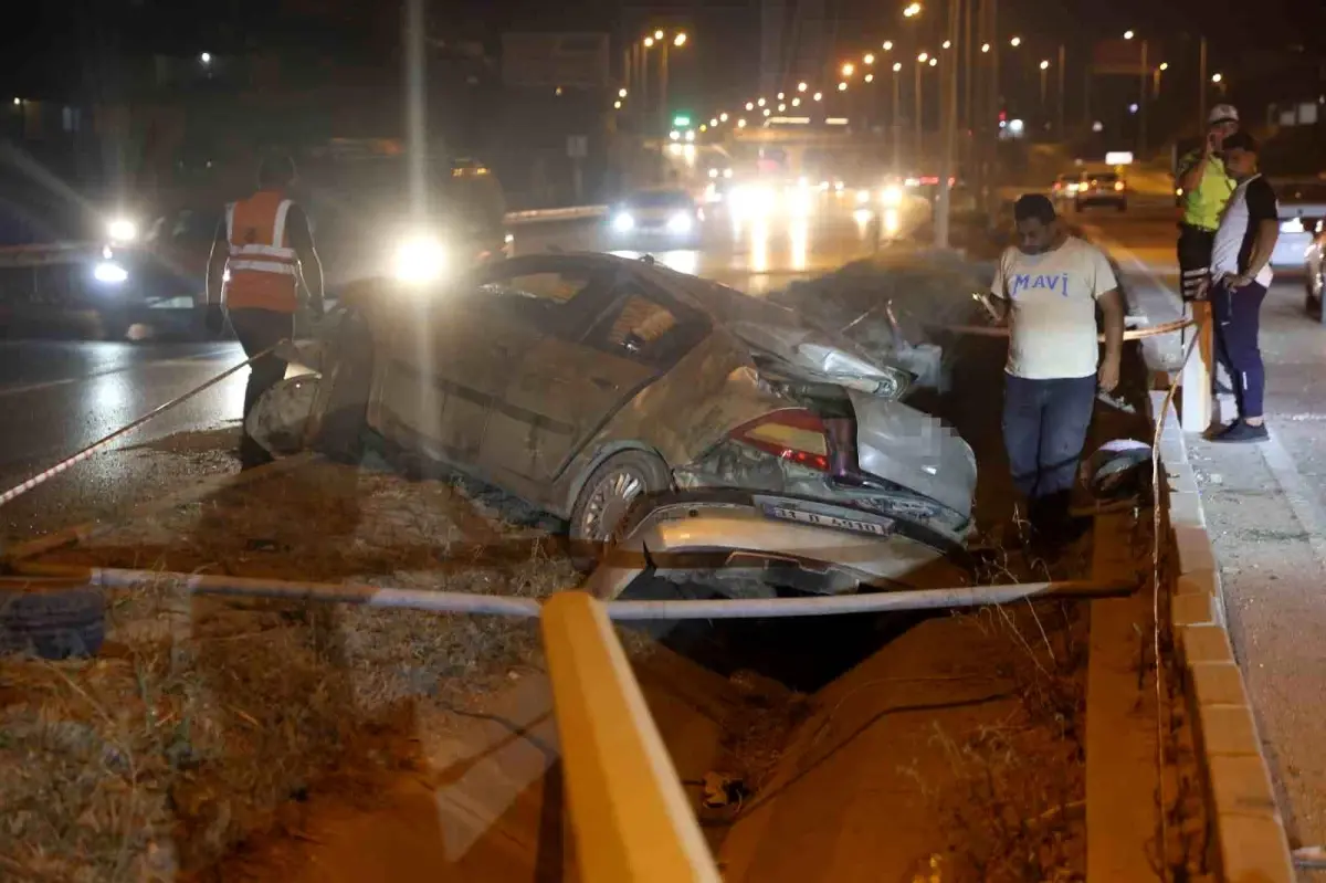Hatay'da Aydınlatma Direğine Çarpan Otomobilde 4 Yaralı