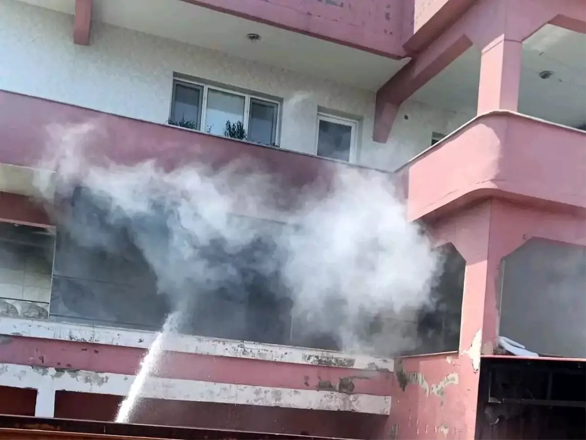 Hatay'da Apartman Dairesinde Yangın Çıktı
