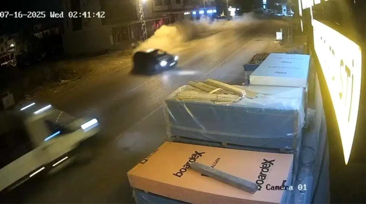 Hatay'da Kafa Kafa Çarpışan Araçta 3 Yaralı