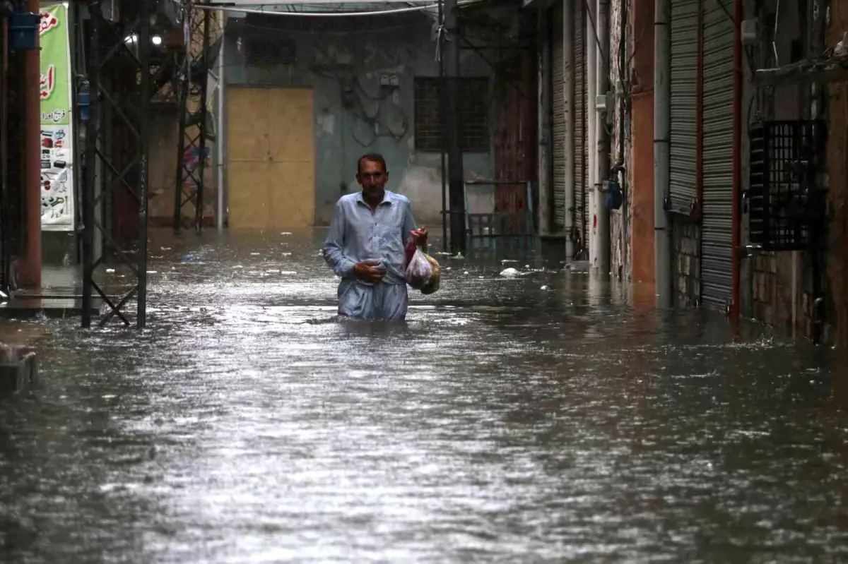 Pakistan'da Muson Yağmurları Can Kayıplarını Artırıyor