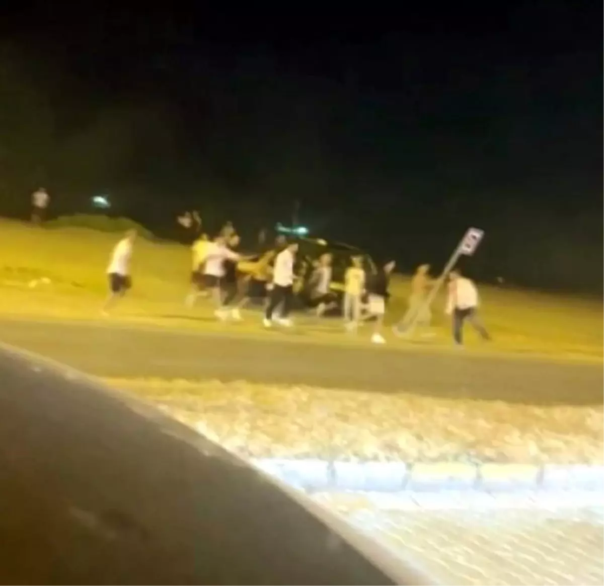 Karasu'da 'Yan Bakma' Tartışması Kavgaya Dönüştü, Polise Saldırı