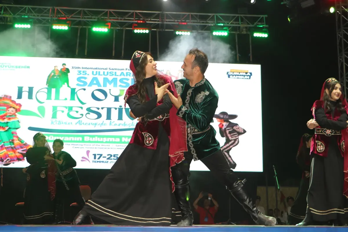 Samsun'da Uluslararası Halk Oyunları Festivali Başladı