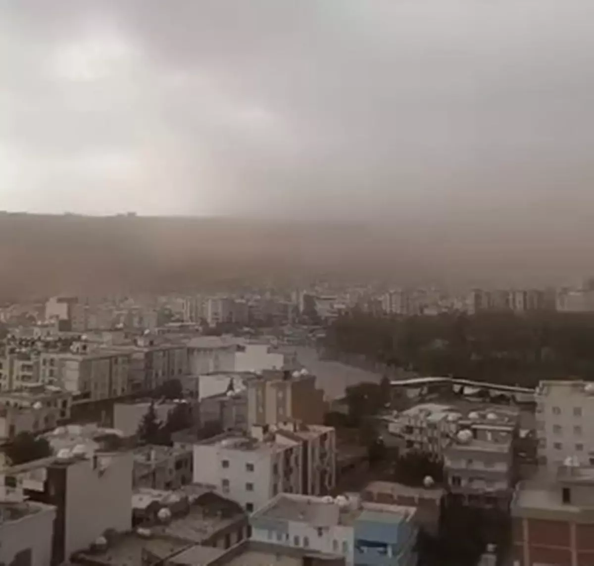 Cizre'de Toz Taşınımı Zor Anlar Yaşatıyor