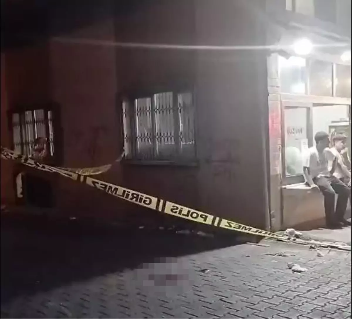Adana'da Sokak Ortasında Bıçaklı Saldırı: Bir Kişi Ağır Yaralandı