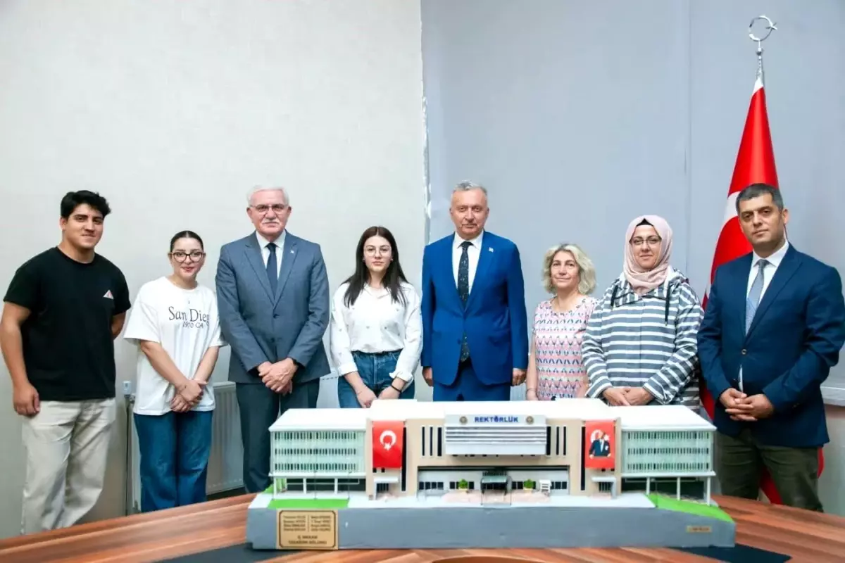 Erzincan Üniversitesinde Rektörlük Binası Maketi Öğrenciler Tarafından Sunuldu