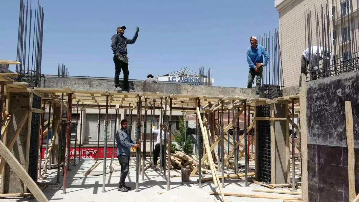 Van'da İnşaat İşçileri Sıcak Hava ile Mücadele Ediyor