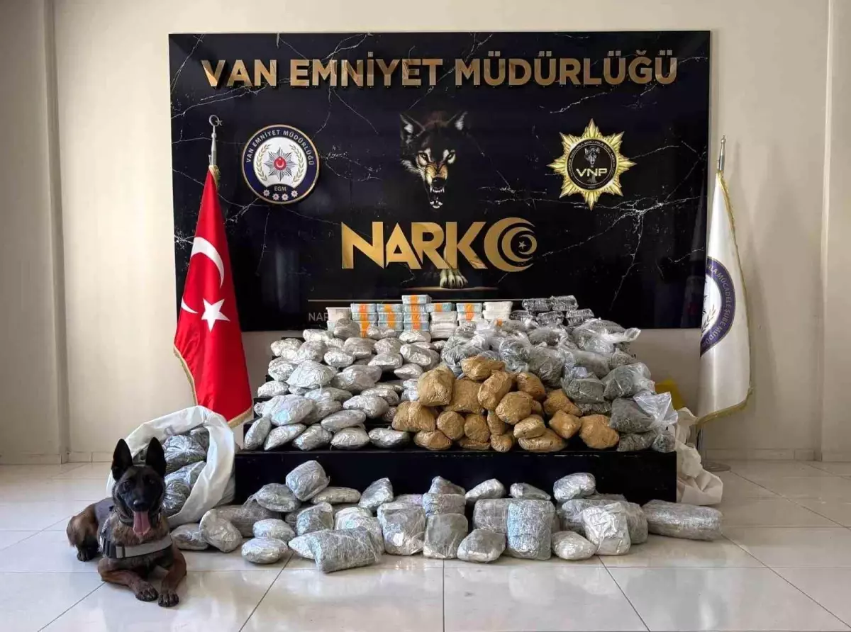 Van'da Kamyonette 82 Kilogram Skunk ve 40 Kilo Metamfetamin Ele Geçirildi