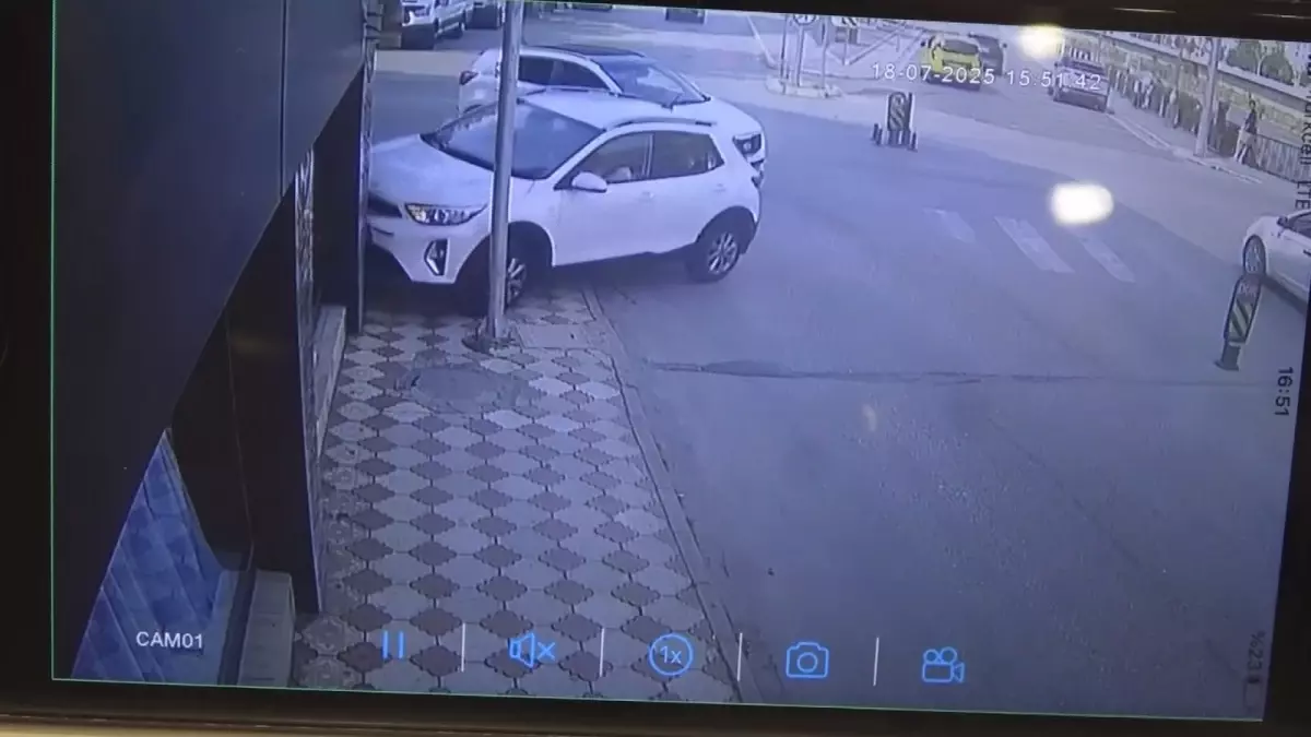 Amasya'da kavşakta çarpışan ciplerden biri gelinlik mağazasına girdi
