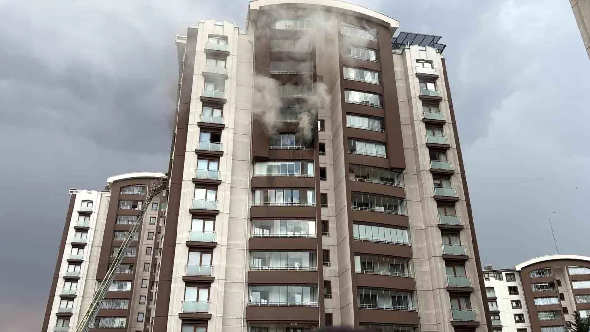 Başkent'te 14 Katlı Binada Yangın: İki Kişi Kurtarıldı