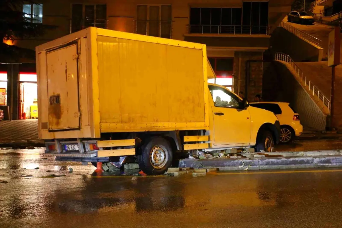 Ankara'da Sağanak Yağış Sele Neden Oldu, Araçlar Hasar Gördü