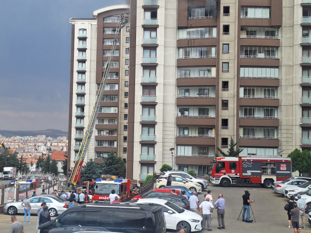 Ankara'da bir binada yangın! Mahsur kalan anne ve oğlu kurtarıldı Ankara'da bir binada yangın! Mahsur kalan anne ve oğlu kurtarıldı