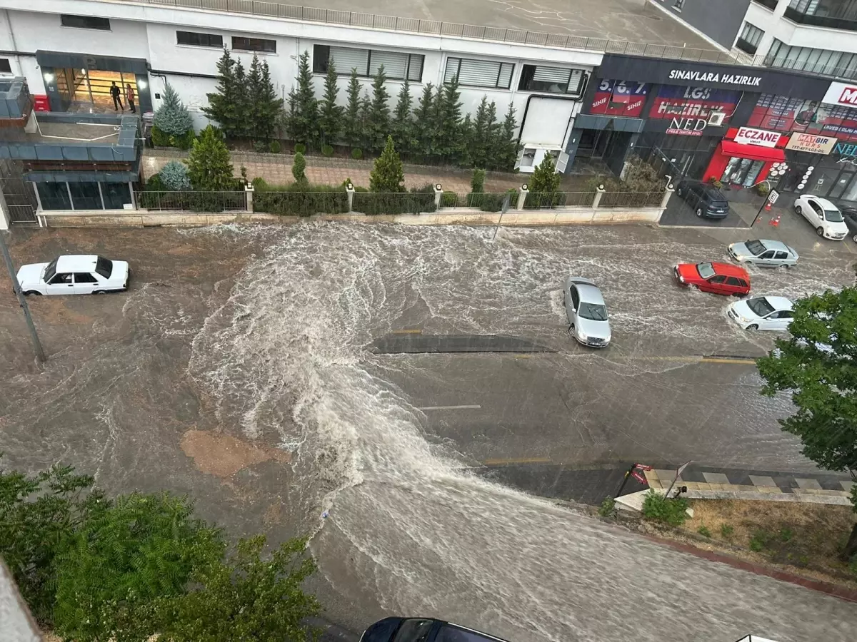 Ankara'da Şiddetli Yağış Cadde ve Sokakları Suyla Doldurdu