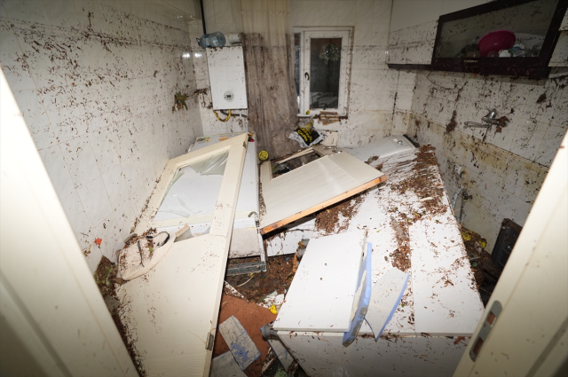 The best image depicting the severity of the flood in Ankara! The waters burst the wall of the house