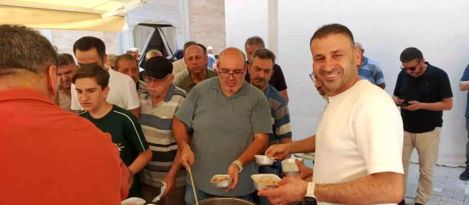 Bursa'da Esnaf, Aşure Günü'nde 1200 Kişiye Aşure Dağıttı