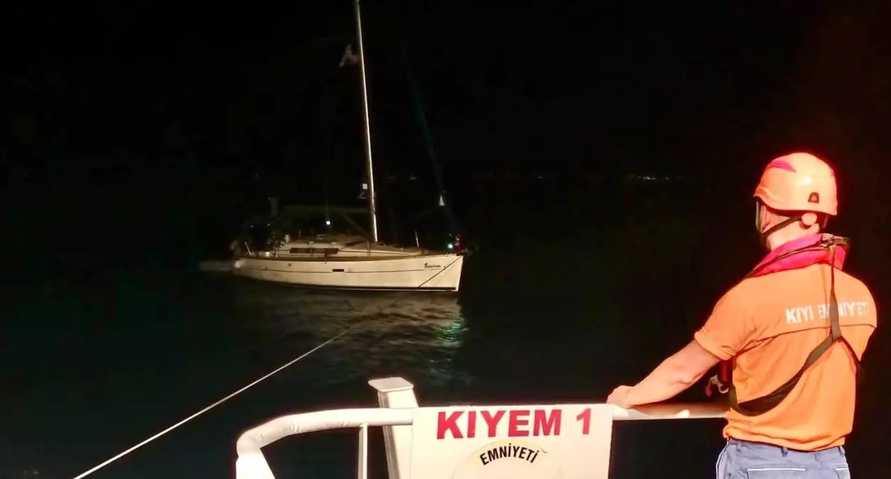 Çanakkale Boğazı'nda Arızalanan Tekne Kurtarıldı