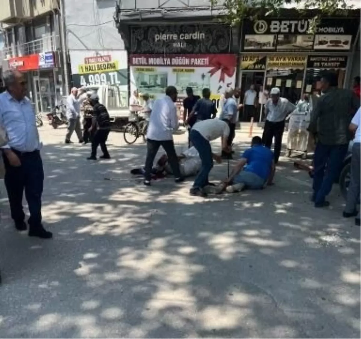 Cami Önünde Silahlı Saldırı: 4 Yaralı