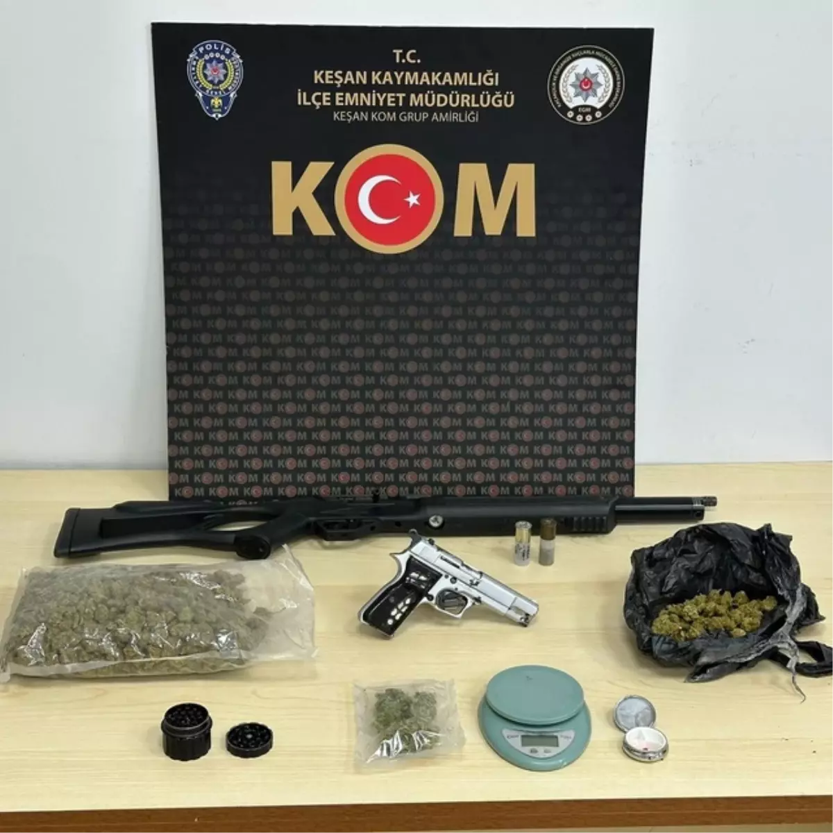 Uyuşturucu ve Ruhsatsız Silahla Yakalanan Şahıs Tutuklandı