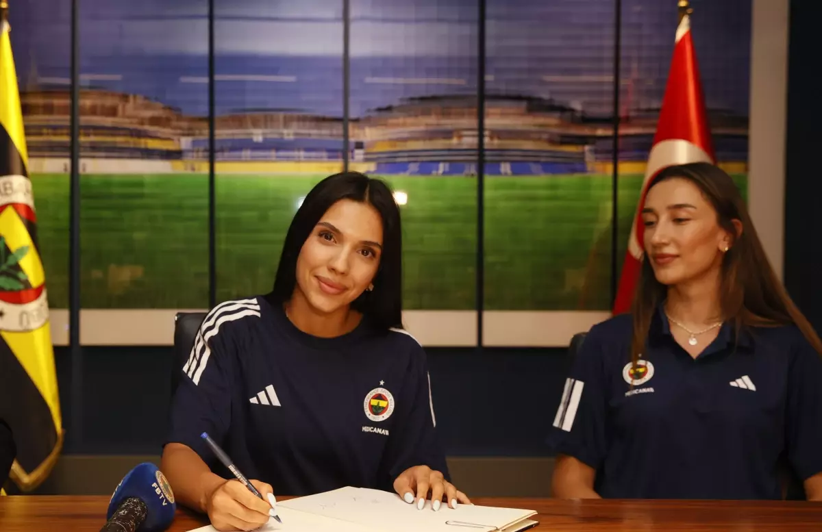 Fenerbahçe Kadın Voleybol Takımı, Hande Baladın ve Helin Kayıkçı ile Sözleşme İmzaladı