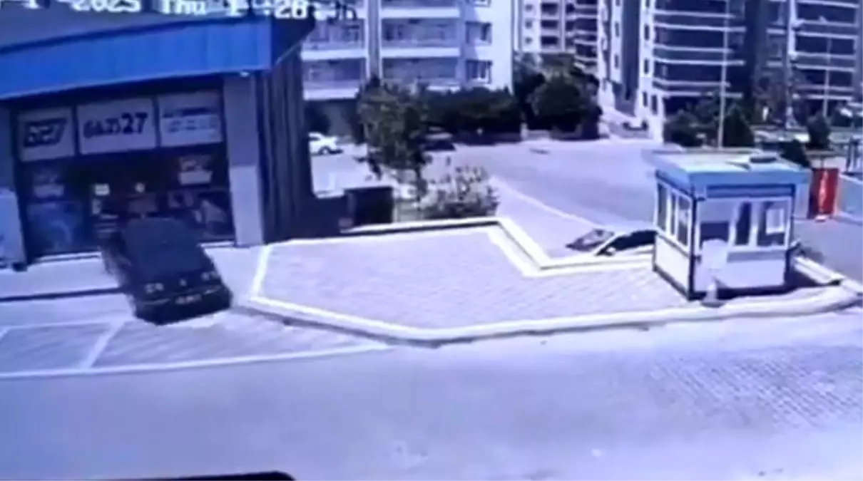Gaziantep'te Kaza: Otomobil Dükkanın İçine Girdi