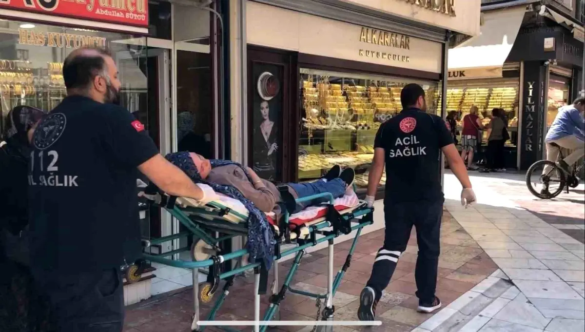 Eskişehir'de Giyim Mağazası Önünde Baygınlık Geçiren Kadın Hastaneye Kaldırıldı