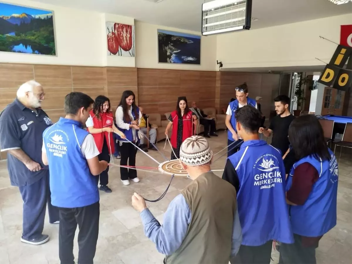 Gençlerle Huzurevi Sakinleri Arasında Anlamlı Doğum Günü Kutlaması