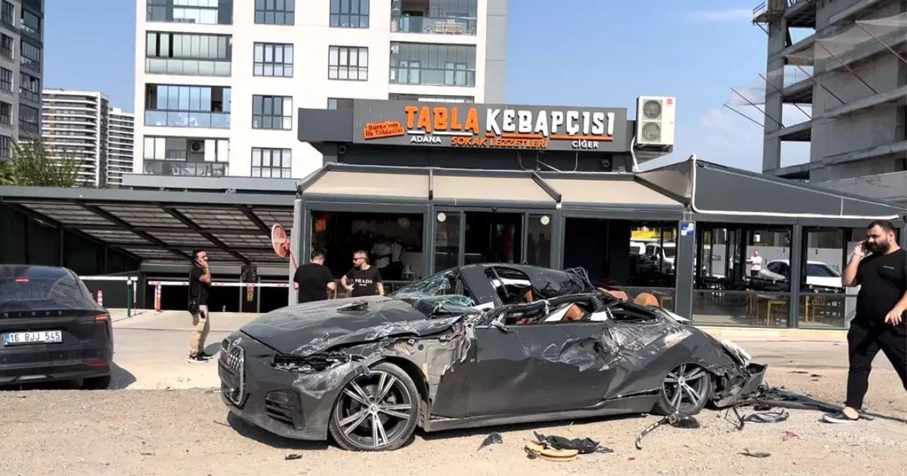 Bursa'da Vinç Devrildi, Operatör Mahsur Kaldı