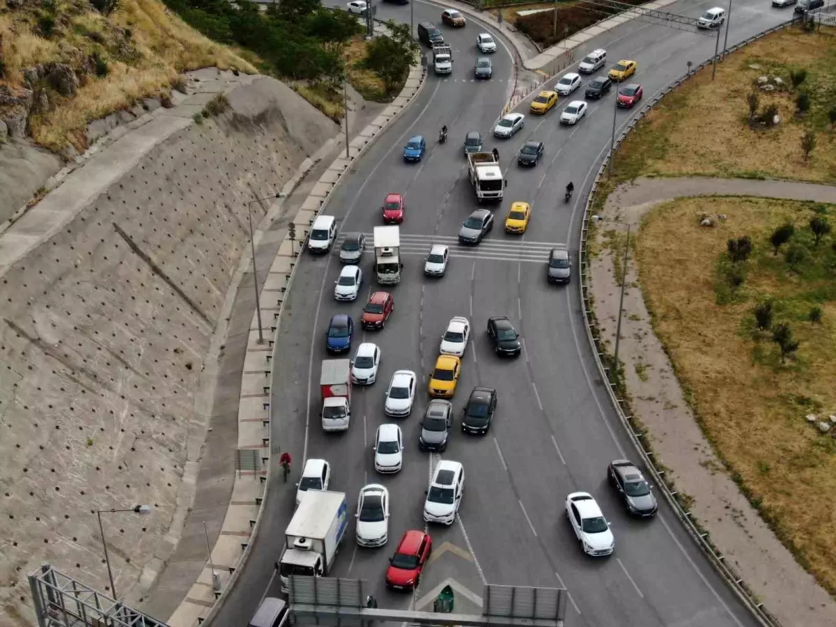 İzmir'de Trafiğe Kayıtlı Taşıt Sayısı %7,9 Arttı