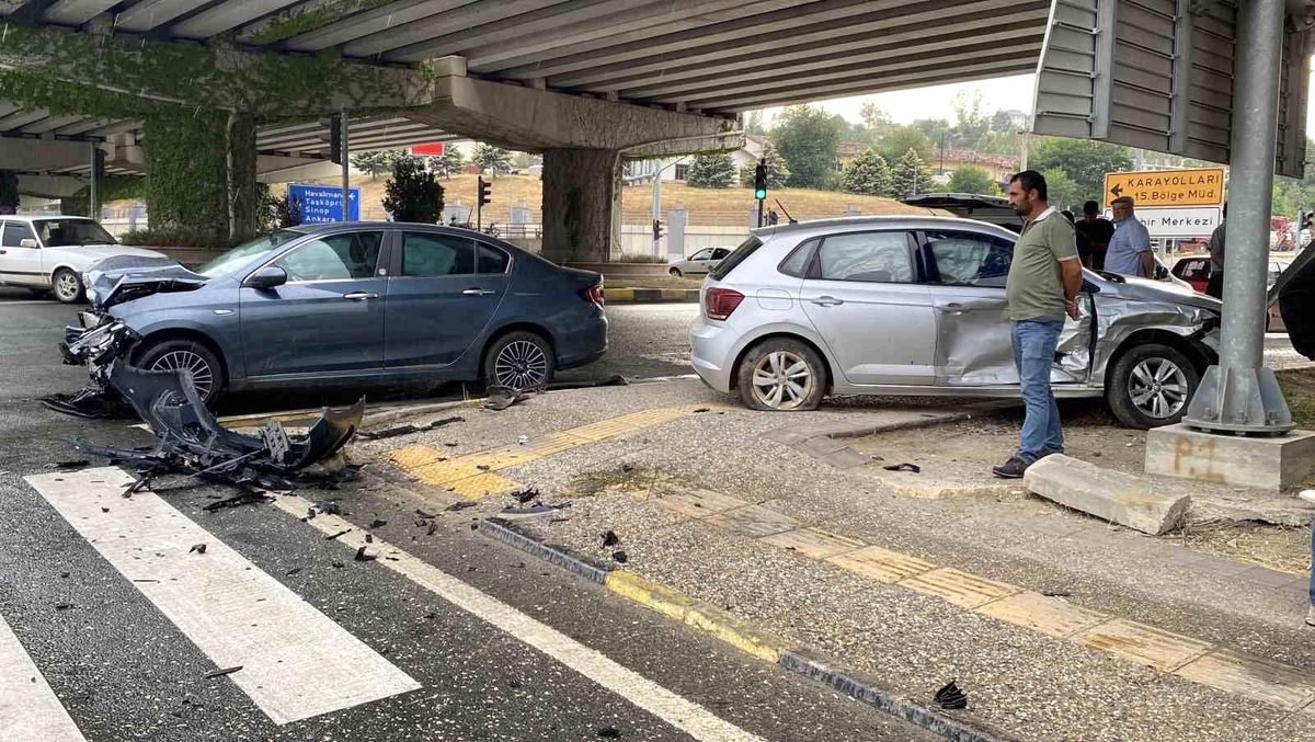 Kastamonu'da Üç Otomobilin Çarpışması Sonucu 5 Kişi Yaralandı